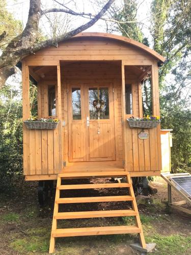 Relax in the unique and cosy Off-grid Eco Shepherd's hut Between Heaven and Earth