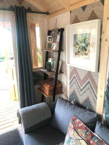 Relax in the unique and cosy Off-grid Eco Shepherd's hut Between Heaven and Earth