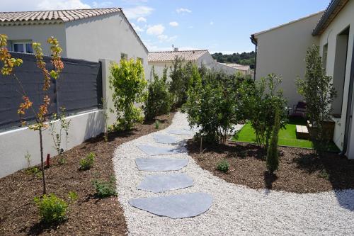 Maison neuve chaleureuse en Provence, terrasse