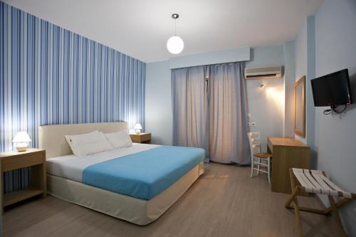 1 king bed, 1 twin bed, 1 futon bed