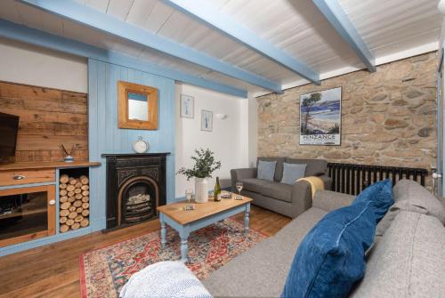 Saffron Cottage, St Ives - Tap to explore photos
