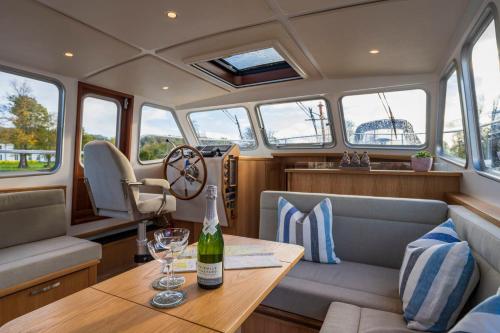 Lilibet - Driving - Luxury Boating in Remenham