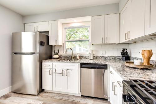 Dtwn Winter Garden Home 12 Mi to Disney! in วินเทอร์ การ์เดน