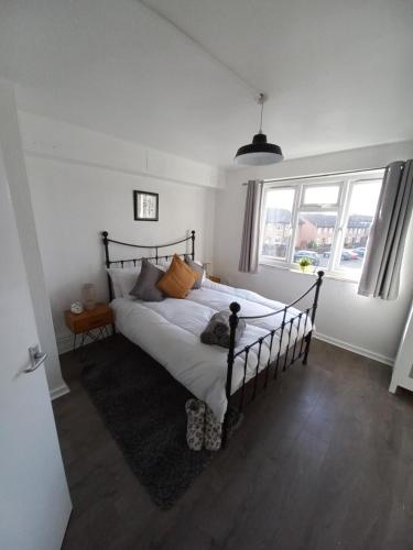 Derby City Apartment with free parking - Tap to explore photos