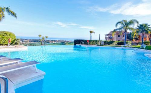 Apartamento de lujo en Marbella con maravillosas vistas al mar entre los campos de golf