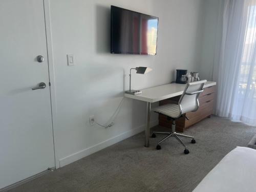 BeachWalk Studio Apmt 2 Beds, amazing view - 805 B in Hallandale Beach, USA