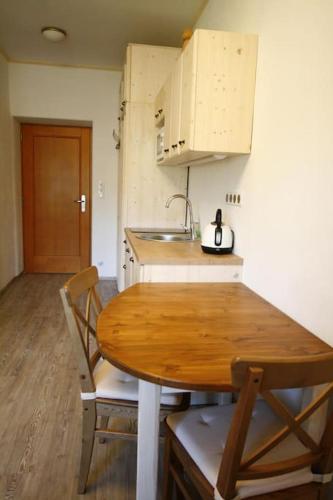 Kitchen, Cerveny Stylovy Apartman 3 km od Male Skaly in Koberovy