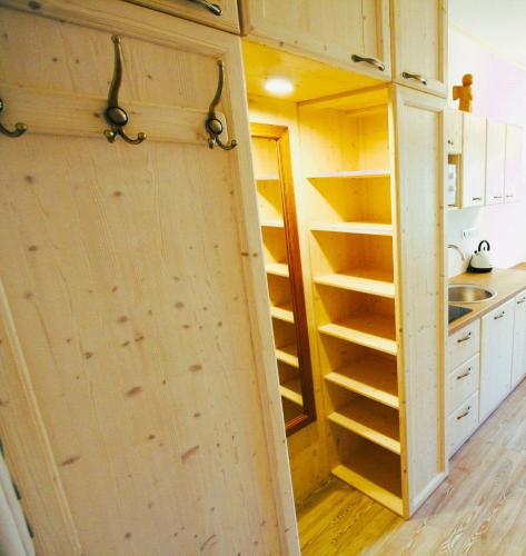 Kitchen, Cerveny Stylovy Apartman 3 km od Male Skaly in Koberovy