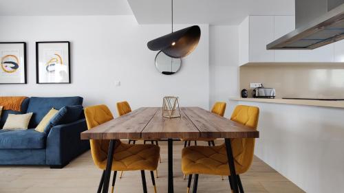 Fasiliti, PANORAMIC design home in Golf Bahia