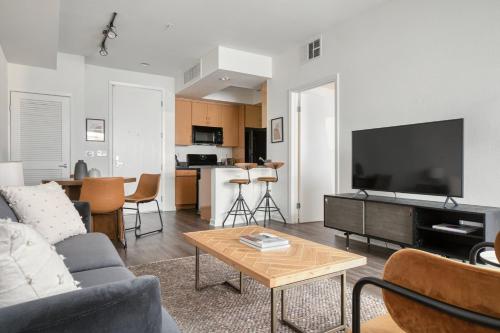 N Hollywood 1BR w Pool Gym nr shops LAX-529 thumb 2