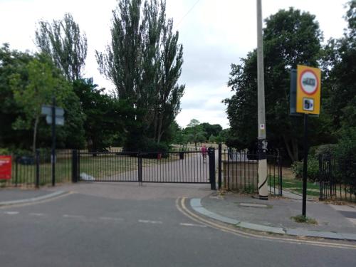 Charming 2-Bed Apartment in London - image 3