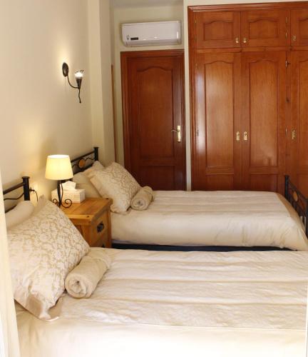 2 twin beds