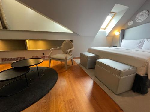 1 king bed, 1 sofa bed
