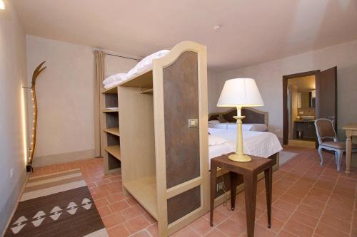 1 queen bed, 1 twin bed