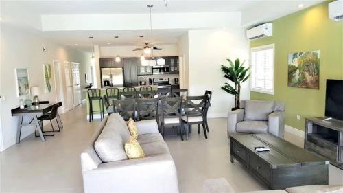 Shared lounge/TV area, Private 4BR-5 Bath Luxury Villa with Pool in Gated Community near beaches in Bon Accord Village