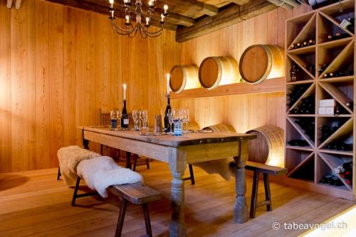  Luxury stay in 250 year old wine farm house and gardens, Pension in Rüschlikon