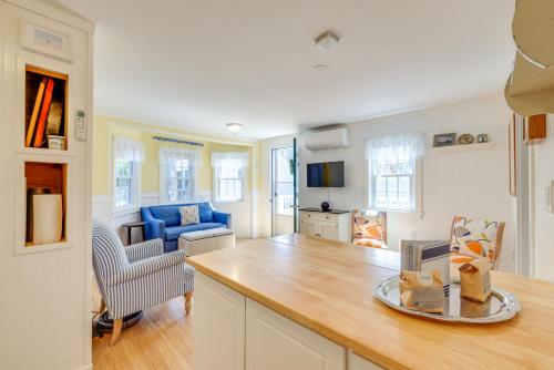 Quaint Wellfleet Cottage - 2 Mi to Coastline!