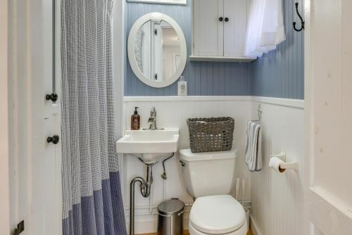 Quaint Wellfleet Cottage - 2 Mi to Coastline!