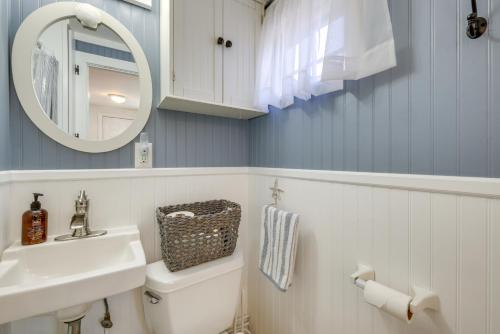 Quaint Wellfleet Cottage - 2 Mi to Coastline!