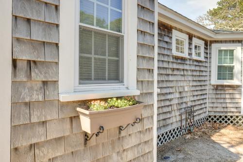 Quaint Wellfleet Cottage - 2 Mi to Coastline!