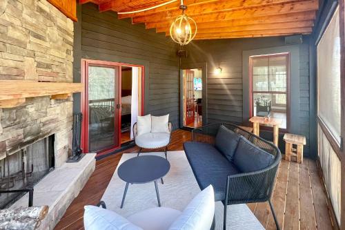 Secluded Sapphire Chalet with Game Room and Decks in Sapphire, USA