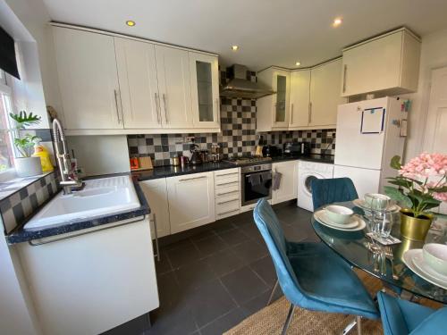 Stylish 4 Bedroom House with Private Parking and Free WiFi in Milton Keynes by HP Accommodation