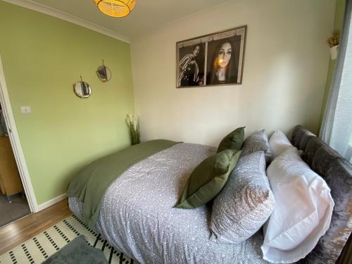 Stylish 4 Bedroom House with Private Parking and Free WiFi in Milton Keynes by HP Accommodation