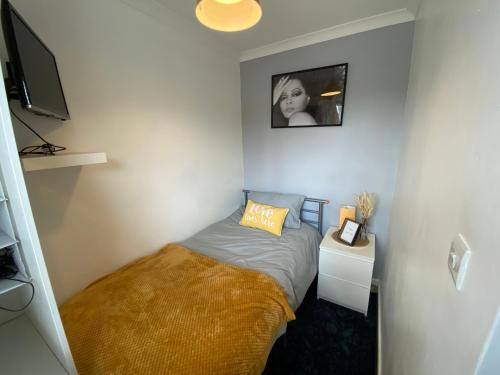 Stylish 4 Bedroom House with Private Parking and Free WiFi in Milton Keynes by HP Accommodation