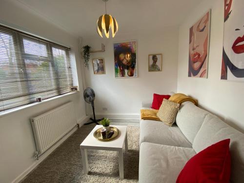 Stylish 4 Bedroom House with Private Parking and Free WiFi in Milton Keynes by HP Accommodation