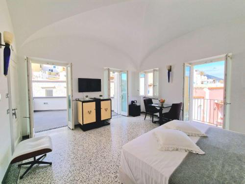 Deluxe Double Room with Side Sea View