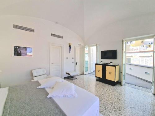 Deluxe Double Room with Side Sea View image 6
