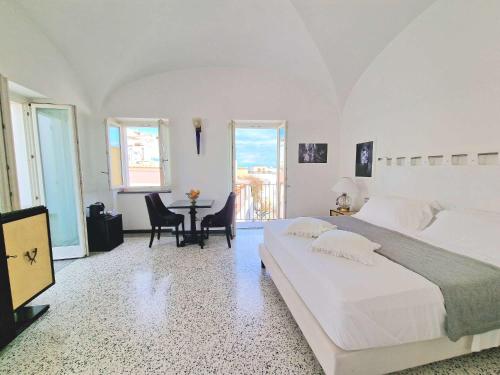 Deluxe Double Room with Side Sea View image 5
