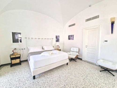 Deluxe Double Room with Side Sea View image 3