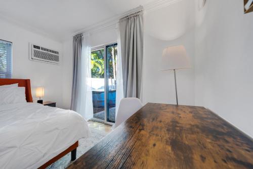 VICTORIA PARK HOTEL #A - ENTIRE 1BDR WITH PRIVATE BACKYARD AND BBQ in Fort Lauderdale, USA