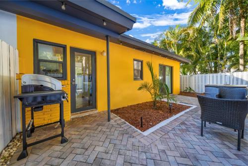 VICTORIA PARK HOTEL #A - ENTIRE 1BDR WITH PRIVATE BACKYARD AND BBQ in Fort Lauderdale, USA