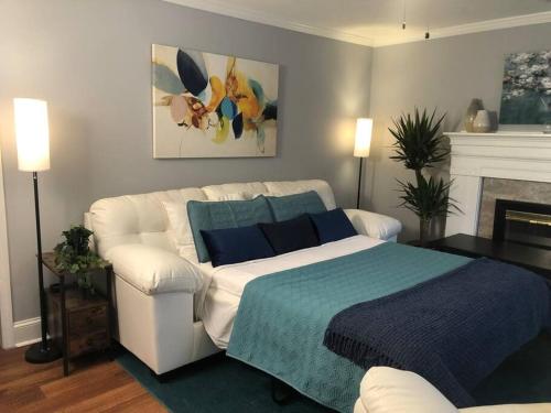 Beautiful Farmhouse near Atlanta's Airport! in Sandtown-Southeastern Atlanta