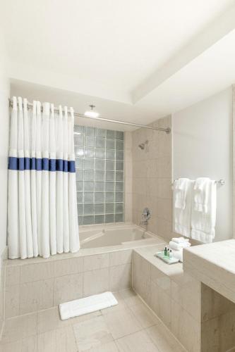 Atheneum Suite Hotel - image 11