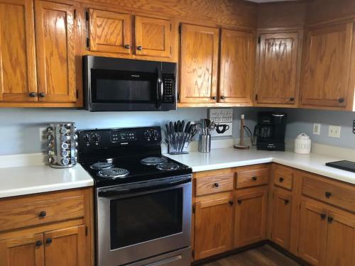 Beautiful Farmhouse near Atlanta's Airport! in Sandtown-Southeastern Atlanta