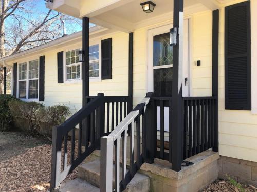 Beautiful Farmhouse near Atlanta's Airport! in Sandtown-Southeastern Atlanta