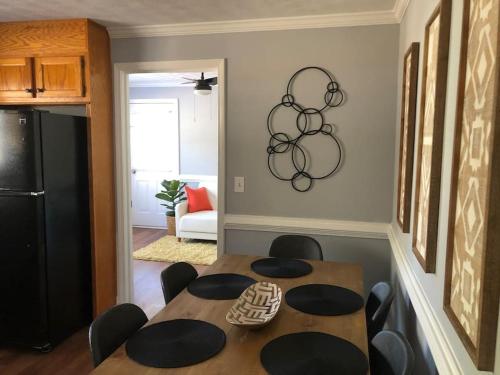 Beautiful Farmhouse near Atlanta's Airport! in Sandtown-Southeastern Atlanta