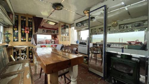 厨房, 2 x Double Bed Glamping Wagon at Dalby Forest in 克劳顿