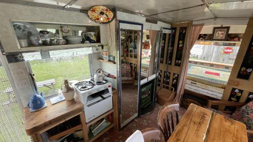 厨房, 2 x Double Bed Glamping Wagon at Dalby Forest in 克劳顿