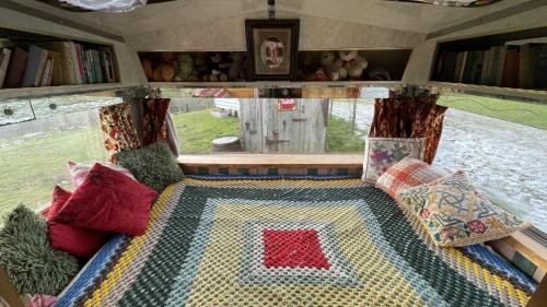花园, 2 x Double Bed Glamping Wagon at Dalby Forest in 克劳顿