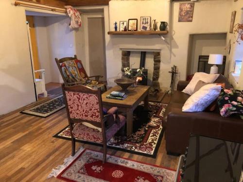 Sweet Meadow A delightful romantic thatched cottage by river Shannon on 4 acres is for peace party f in รูสกี