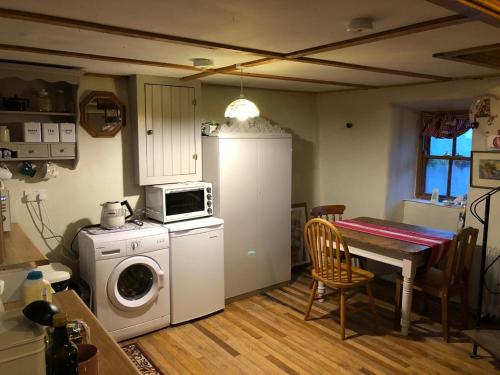 ห้องครัว, Sweet Meadow A delightful romantic thatched cottage by river Shannon on 4 acres is for peace party f in รูสกี