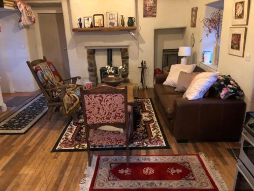 Sweet Meadow A delightful romantic thatched cottage by river Shannon on 4 acres is for peace party f in รูสกี