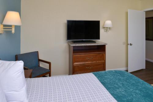Edgewater Inn and Suites - image 7