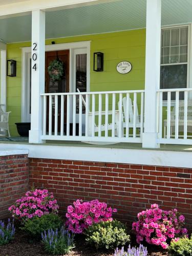 Key Lime Cottage steps from Cape Charles Beach