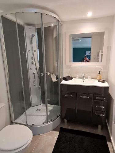 Shower, Les cedres bleus in Saint-Médard-de-Mussidan