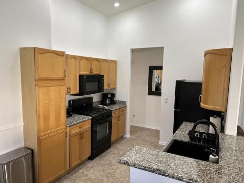 3 Bedroom 2 Bath Oasis in Cozy Neighborhood, Las Vegas (photo 7)